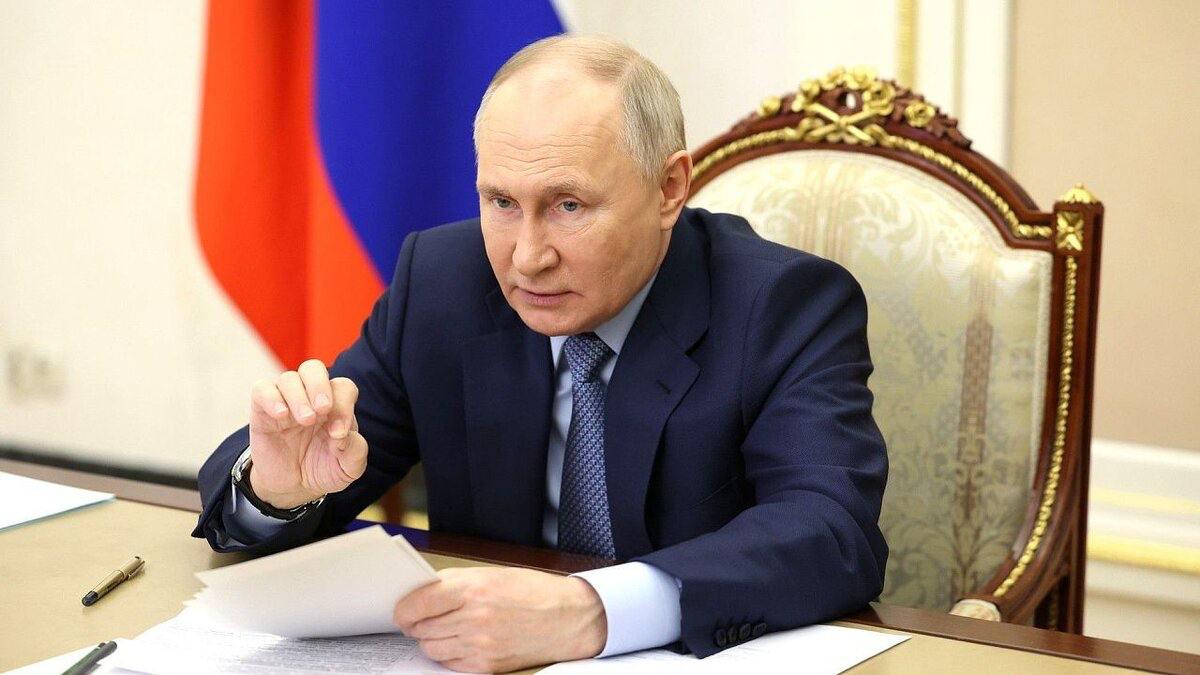 Владимир Путин утвердил перечень поручений по итогам совещания с членами правительства 17 сентября 2025 года Об этом сообщили в Кремле Президент России поручил правительству  Усовершенствовать порядок определения предельной стоимости технических средств реабилитации  Определить единые подходы к установлению статуса многодетной семьи и выдаче удостоверения  Провести мониторинг предоставления дальневосточной и арктической ипотек  Предоставить семьям ветеранов СВО находящихся на лечении более полугода бесплатный проезд к месту их лечения и обратно  Рассмотреть вопрос привлечения волонтёров к помощи ветеранам СВО в больницах  Обеспечить возможность приобретения технических средств реабилитации с помощью электронного сертификата на территории Херсонской области  Рассмотреть вопрос о бесплатном нахождении одного из родителей с ребёнком больным сахарным диабетом первого типа при его госпитализации в круглосуточный стационар  Организовать проживание иногородних граждан на время лечения в онкологических диспансерах  Завершить к 1 марта 2026 года строительство и ввод в эксплуатацию физкультурно оздоровительного комплекса в городе Шарье Костромской области  Завершить реконструкцию Дворца культуры Шахтёр в городе Нелидово Тверской области к 1 марта 2026 года Россия Подписаться на Pravda ru