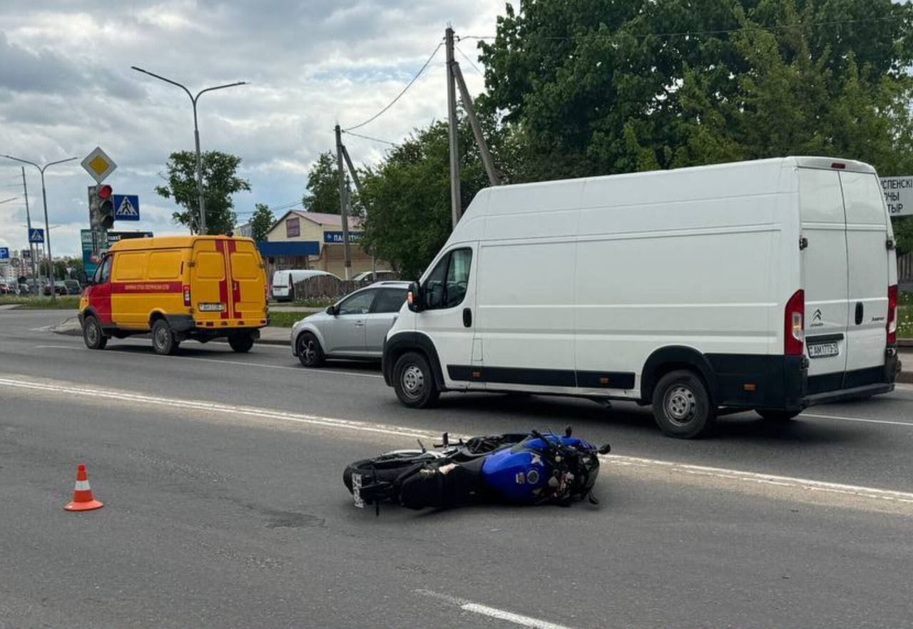 В #Орша в ДТП пострадал мотоциклист Сегодня днем вблизи дома № 25 по улице Могилёвской, водитель, управляя мотоциклом «Honda», не справился с управлением и допустил его падение. После падения мотоцикл отлетел и ударился в стоящий впереди на светофоре автомобиль «Citroën». В результате аварии 33-летний мотоциклист с травмами доставлен в больницу.
