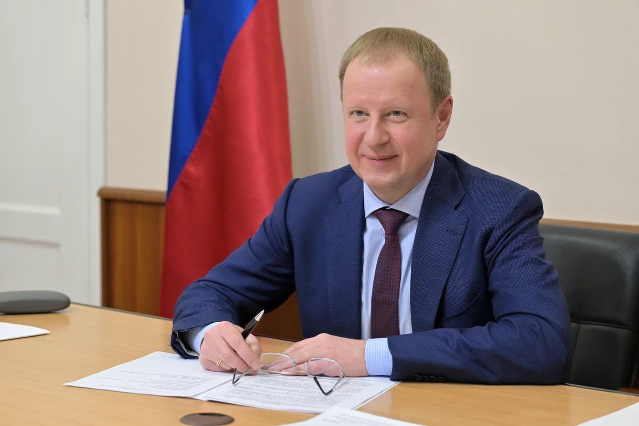 Алтайский край стал одним из трех первых регионов России, которым по решению Президента РФ Владимира Путина, были списаны две трети задолженности по бюджетным кредитам. Это очень важное достижение. Следствие сложенной и достаточно напряженной работы краевого правительства с Министерством финансов РФ и другими федеральными органами исполнительной власти. Речь идет о сумме в 1,13 миллиарда рублей. Это средства, которые были взяты в кредит до 2017 года. Теперь нам не нужно их возвращать, и это значит, что всю сумму мы сможем направить на значимые для жителей края проекты от строительства дорог до обновления больниц.