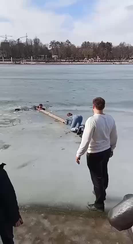 Сотрудник Росгвардии спас двоих детей, провалившихся под лед в Алтайском крае