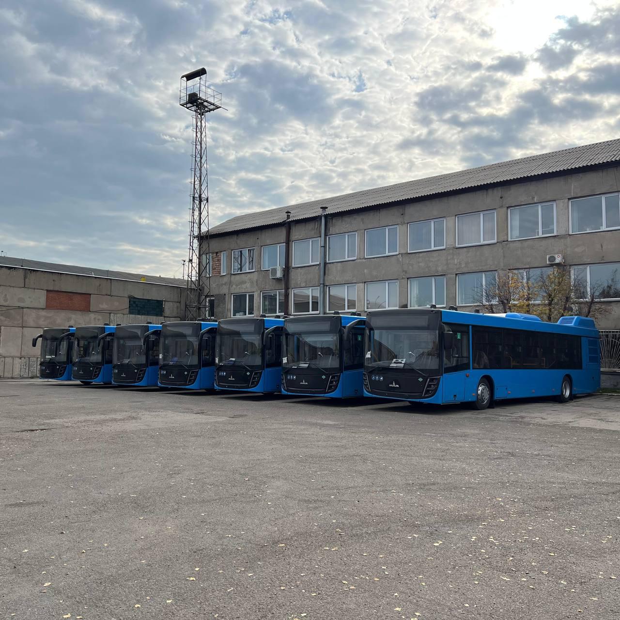 Еще на два маршрута выйдут автобусы с кондиционерами и зарядками С утра 11 ноября новый транспорт появится на маршрутах 55 и 31 на маршруте 31 ЛДК Академия биатлона будут работать 10 новых машин на маршрут 55 поселок Водников Железнодорожный вокзал выйдут 16 новых машин Это будут новые автобусы на газомоторном топливе с кондиционерами и зарядками для телефонов prmira news