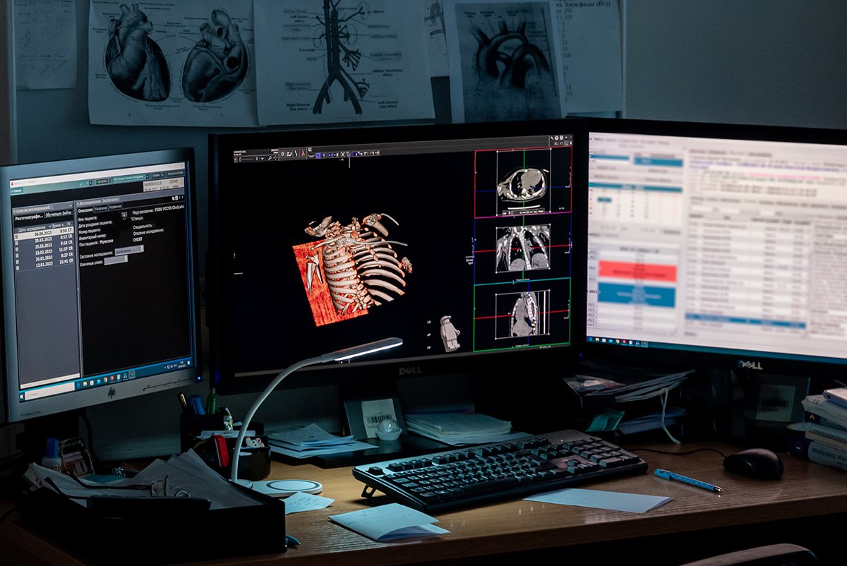 В Челябинске откроют лабораторию искусственного интеллекта для медицины На базе Южно Уральского государственного медицинского университета появится лаборатория сотрудники которой займутся интеграцией технологий искусственного интеллекта в медицину Здесь будут проводить клинические исследования и создавать программные продукты для помощи врачам и повышения качества медицинской помощи Междисциплинарные команды составленные из студентов разработчиков и практикующих врачей смогут тестировать и развивать цифровые инструменты t me chgub