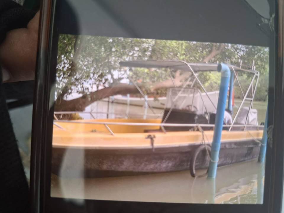 Рыбаков на дрейфующей лодке нашли в море в 46 км от Пхукета  Моряки Третьего регионального командования ВМФ Таиланда обнаружили в открытом море катер с тремя рыбаками, о пропаже которых было заявлено 3 августа. Судно удалось найти в тот же день, однако перед этим рыбаки провели в море «около двух дней».  На поиски судна был направлен патрульный катер, экипаж которого обнаружил пропавших примерно в 25 морских милях  46 км  к западу от побережья Пхукета.     --------------------------------- Аренда авто   Аренда вилл   Обмен крипты   Авиабилеты   Экскурсии