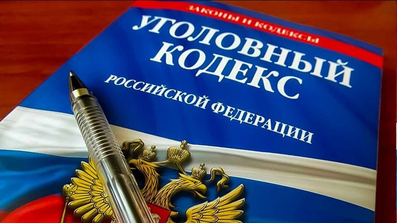 Новочеркасские оперативники задержали подозреваемого в грабеже.  В дежурную часть полиции Новочеркасска с заявлением о грабеже обратилась местная жительница.  Заявительница рассказала, что во время прогулки по одной из улиц города, к ней подошел неизвестный, выхватил телефон и скрылся. Причиненный ущерб потерпевшая оценила в 20 тысяч рублей.  В результате комплекса оперативно-розыскных мероприятий сотрудники уголовного розыска задержали подозреваемого. Им оказался 18-летний местный житель. Как установили полицейские, похищенный телефон злоумышленник успел продать, а деньги потратить на собственные нужды.  В отношении злодея возбуждено уголовное дело по факту грабежа. До суда он будет находиться под подпиской о невыезде.