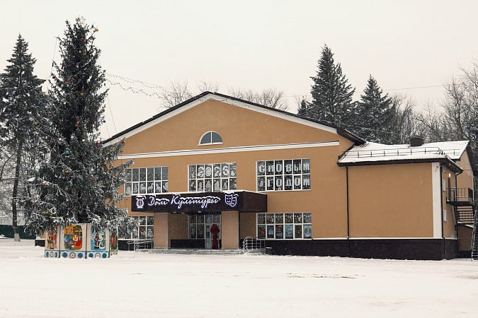 В Арсеньево открыли обновленный Центр культуры В поселке Арсеньево после капитального ремонта открыли Центр культуры кино и досуга Министр Ольга Гремякова отметила что обновленное пространство поможет жителям раскрыть свой потенциал Здание полностью преобразилось как снаружи так и внутри Строители заменили кровлю фасад и все инженерные системы В Центре установили современное видеонаблюдение и оборудование для безопасности Особое внимание уделили созданию доступной среды для людей с ограниченными возможностями В день открытия для детей провели праздничную Губернаторскую елку Юные зрители посмотрели спектакль и получили сладкие подарки от главы региона Теперь это место станет главной площадкой для культурных мероприятий района 1  2   Подпишись на новости Мы в MАХ