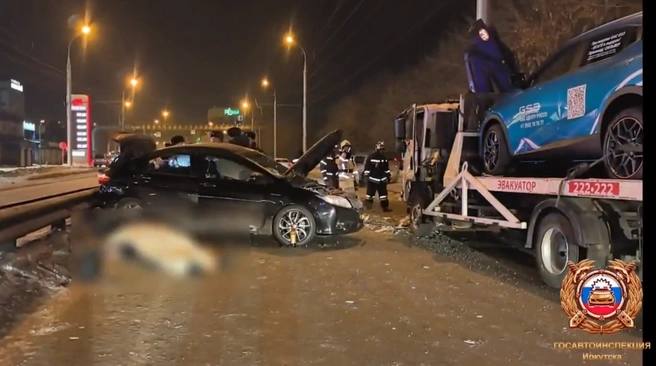 Легковушка врезалась в эвакуатор трое погибли Авария произошла в Иркутске около полуночи на Сергеева в районе дома 3 5А Предварительно 30 летний водитель Honda Grace ехал по встречке когда лоб в лоб врезался в эвакуатор Isuzu На месте скончались трое пассажиров Honda 26 летний парень и две девушки 1997 и 1999 годов рождения По данным ГИБДД они не были пристёгнуты Ещё одного пассажира легковушки увезли в больницу Водители не пострадали Читайте IrCity в MAX