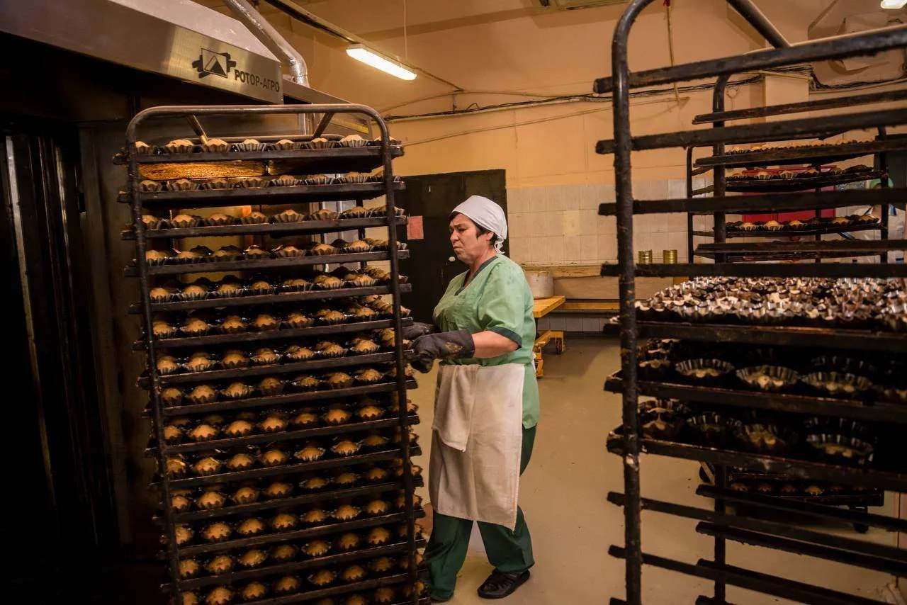 Хлеб подорожает с 5 февраля Якутский хлебокомбинат объявил о повышении цен на свою продукцию С 5 февраля 2026 года цены для оптовиков повысятся на 4 7 в зависимости от категории товаров Причинами повышения названы рост цен на сырье увеличение расходов на электричество воду тепло а также рост затрат на логистику Подробнее   yakutia info article 214641