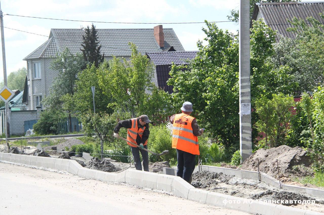В Бежицком районе Брянска обновляют улицу Карла Либкнехта Подрядчик «М-Строй» ремонтирует участок длиной свыше 1,5 км. На улице укладывают новый двухслойный асфальт, обустраивают остановки и тротуары, которых ранее не было. Устанавливают современное освещение, пешеходные и барьерные ограждения, светофоры и дорожные знаки для безопасности. Работы ведутся в рамках нацпроекта «Инфраструктура для жизни» и завершатся к июню 2026 года. Брянский навигатор