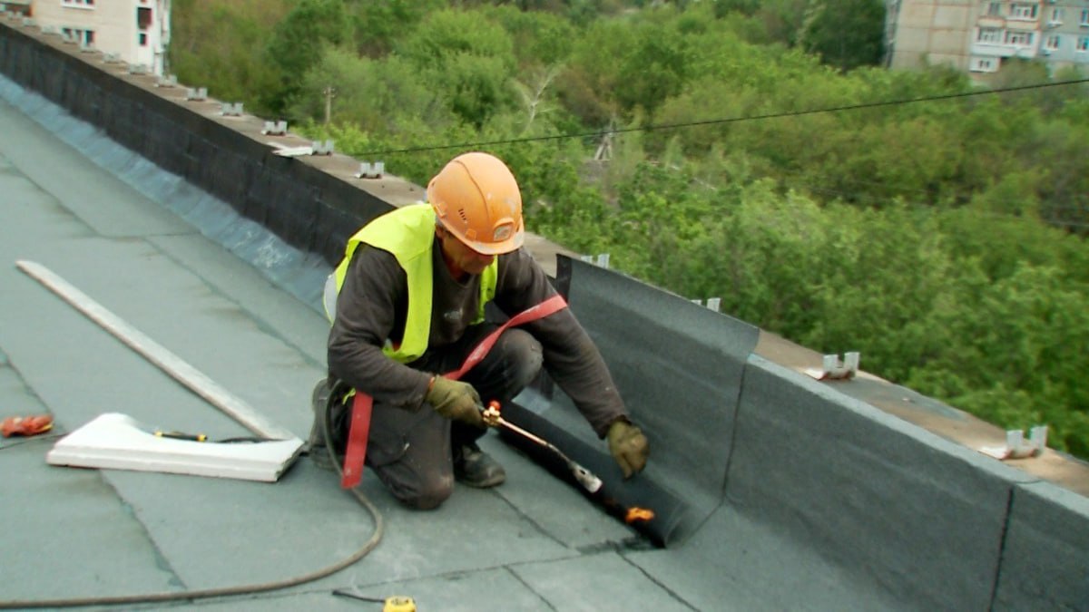 Капитальный ремонт кровель в ДНР Донецк обновляет крыши Глава городского округа Донецк Алексей Кулемзин и исполняющий обязанности руководителя Единого фонда управления многоквартирными домами Евгений Смирнов на оперативном совещании отчитались Главе ДНР Денису Пушилину о выполнении поручений по ремонту кровель  Вместе с регионом шефом Москвой в разных районах Донецка отремонтированы 69 кровель ещё 64 восстановили аварийные бригады  Всего в ДНР в этом году капитально отремонтированы кровли в 398 домах находящихся в ведении фонда 140 домов в работе и ещё 98 кровель будут восстановлены до конца года Знаю что эта проблема для жителей острая поэтому усиленно ее решаем отметил Денис Пушилин ВАРМСУ СМО ДНР Подписывайтесь ВАРМСУ СМО ДНР Подписывайтесь