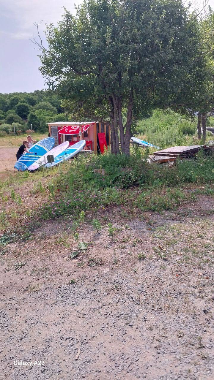 Во Владивостоке требуют деньги за шезлонги на муниципальном пляже — жители возмущены На пляже посёлка Канал во Владивостоке вспыхнул конфликт: местная жительница пожаловалась на то, что предприниматели начали брать плату за использование шезлонгов, которые ранее были бесплатными. Администрация города пояснила, что официального пляжа на этом участке нет, а разрешение на использование территории у предпринимателя истекло. Пляж считается зоной массового отдыха, а незаконный сбор средств за услуги можно обжаловать, обратившись в полицию. / Реклама