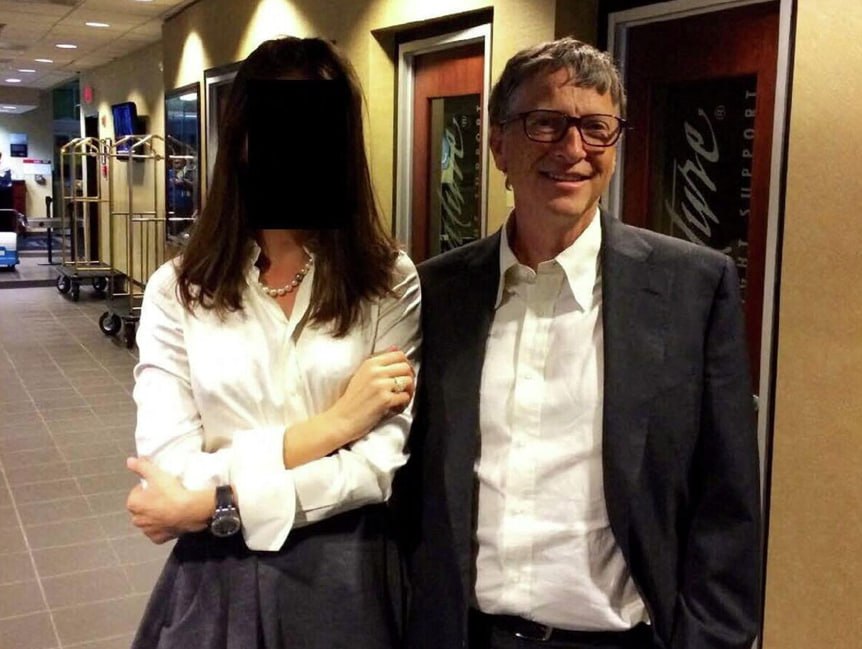 Билл Гейтс признался в романах с русскими женщинами Основатель Microsoft принес извинения сотрудникам своего благотворительного фонда за связи с Джеффри Эпштейном На общем собрании миллиардер также подтвердил что изменял жене с двумя гражданками России пишет The Wall Street Journal Я не делал ничего противозаконного Было огромной ошибкой проводить время с Эпштейном Я крутил романы на стороне с игроком в бридж из России и с русским физиком ядерщиком с которой познакомился по работе заявил Билл Гейтс Миллиардер подчеркнул эти женщины не были связаны с жертвами Эпштейна и он непричастен к его преступлениям Гейтс признал что продолжал общение с финансистом так как присутствие других влиятельных людей давало ощущение нормальности   Подпишитесь на Абзац TG VK Дзен MAX Rutube