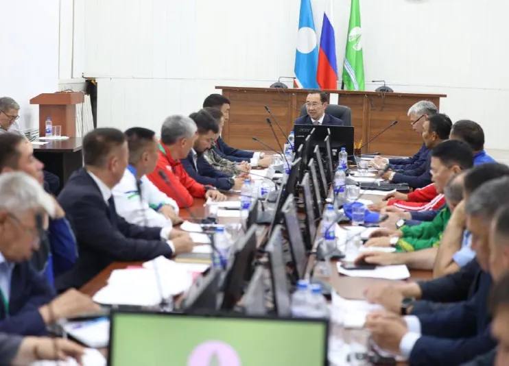 Власти Якутии обозначили задачи по заготовке молока и кормов на текущий сезон Глава Якутии Айсен Николаев провел совещание по вопросам развития сельского хозяйства в селе Ытык-Кюель Таттинского района. В центре внимания — подготовка к кормозаготовительной кампании и внедрение новых механизмов поддержки сельхозпроизводителей. Об этом сообщает пресс-служба главы и правительства региона. Подробнее читайте по ссылке Фото: Андрей Сорокин / ЯСИА