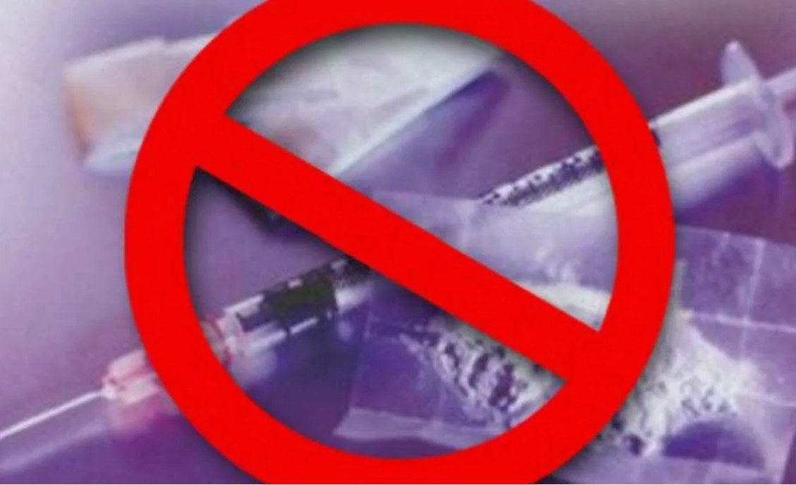 В Комсомольске на Амуре в суд направлено уголовное дело о хранении гашишного масла и марихуаны Сотрудниками Комсомольского ЛО МВД России на транспорте при посадке в пассажирский поезд сообщением Владивосток Советская Гавань был задержан мужчина вызвавший подозрение В ходе личного досмотра у задержанного в рюкзаке полицейские обнаружили и изъяли три свертка с гашишным маслом и сверток с марихуаной В ходе предварительного следствия 46 летний ранее неоднократно судимый обвиняемый рассказал следователям что пошел за грибами В лесополосе обнаружил куст с дикорастущей коноплей Так как он является наркозависимым с куста оборвал верхушечные части и листья Затем на месте изготовил гашишное масло часть которого смешал с табаком и расфасовал в три свертка а также взял с собой часть марихуаны и отправился на посадку в поезд так как должен был убывать на работу вахтовым методом  Дальневосточная полиция