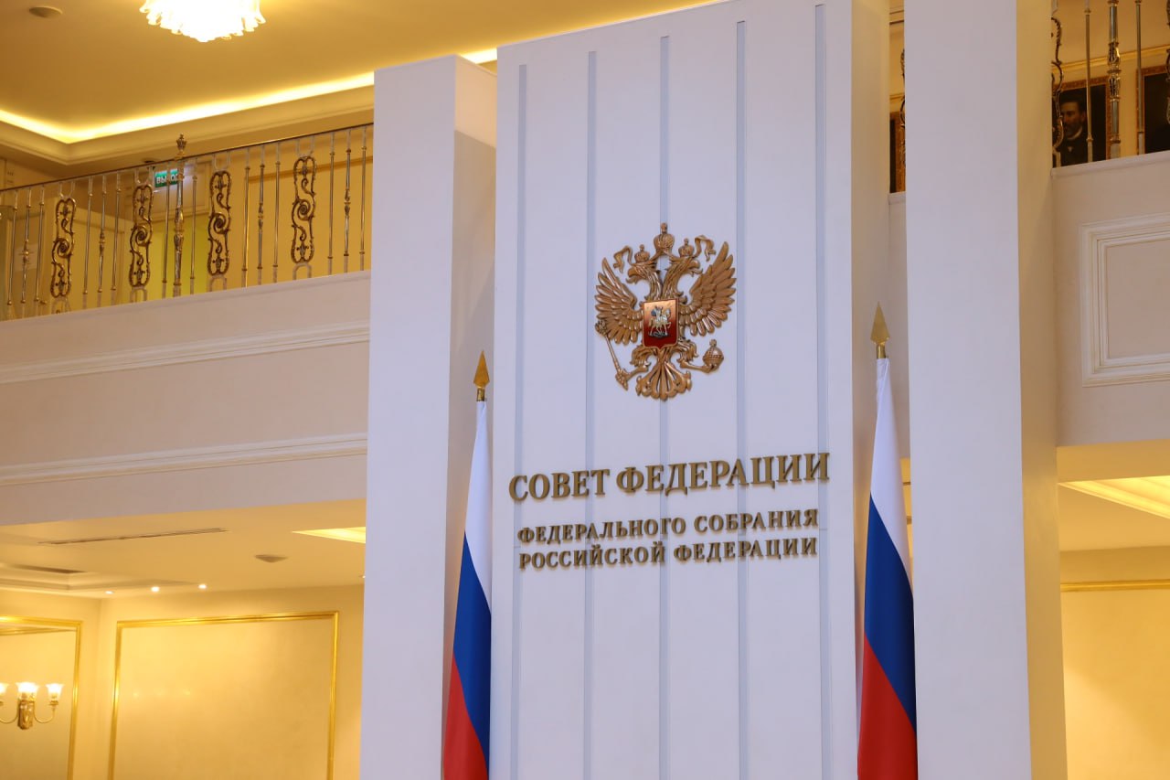 Сегодня в Совете Федерации Федерального Собрания РФ стартовали Дни Амурской области До 4 февраля на площадке верхней палаты парламента делегация региона представит потенциал и достижения Приамурья также проведем презентацию наших перспективных проектов В рабочую программу войдут расширенные заседания комитетов Совета Федерации где детально рассмотрим вопросы социально экономического развития области от реализации крупных инфраструктурных проектов в энергетике и на транспорте до приоритетов в образовании культуре и социальной сфере В здании СовФеда открыта масштабная выставка демонстрирующая инвестиционные и промышленные возможности региона наши успехи в газохимии космической деятельности сельском хозяйстве и логистике Итогом работы станет пленарное заседание в формате Часа субъекта где представлю доклад об основных результатах и перспективах развития Амурской области Также запланированы рабочие встречи с Председателем Совета Федерации Валентиной Ивановной Матвиенко и руководителями профильных комитетов Основная цель этой работы заручиться поддержкой федерального центра по ряду стратегических для области проектов и инициатив Уверен что конструктивный диалог с федеральным центром позволит найти решения для дальнейшего динамичного развития Амурской области Следите за новостями здесь и в MAX канале