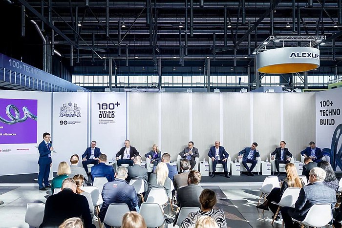 Ъ Модератором пленарной сессии 100 TechnoBuild станет Дмитрий Дибров Модерировать пленарную сессию XII Международного строительного форума и выставки 100 TechnoBuild будет телеведущий Дмитрий Дибров сообщает Ъ Урал Мероприятия 100 TechnoBuild пройдут в Екатеринбурге с 30 сентября по 3 октября Пленарная сессия модерировать которую приглашен один из самых известных телеведущих России Дмитрий Дибров состоится 1 октября в зале пленарных заседаний на площадке Екатеринбург ЭКСПО Руководитель рабочей группы по подготовке 100 TechnoBuild Вера Белоус пообещала журналистам Ъ что формат мероприятия удивит посетителей Главной темой мероприятия в этом году стала Архитектура победы Отметим что Дмитрий Дибров сейчас проходит через сложный период развод после многолетней измены жены Полины Наградовой Впрочем некоторые эксперты уверены что перипетии личной жизни только прибавят Диброву популярности и увеличат гонорары uralweb ru
