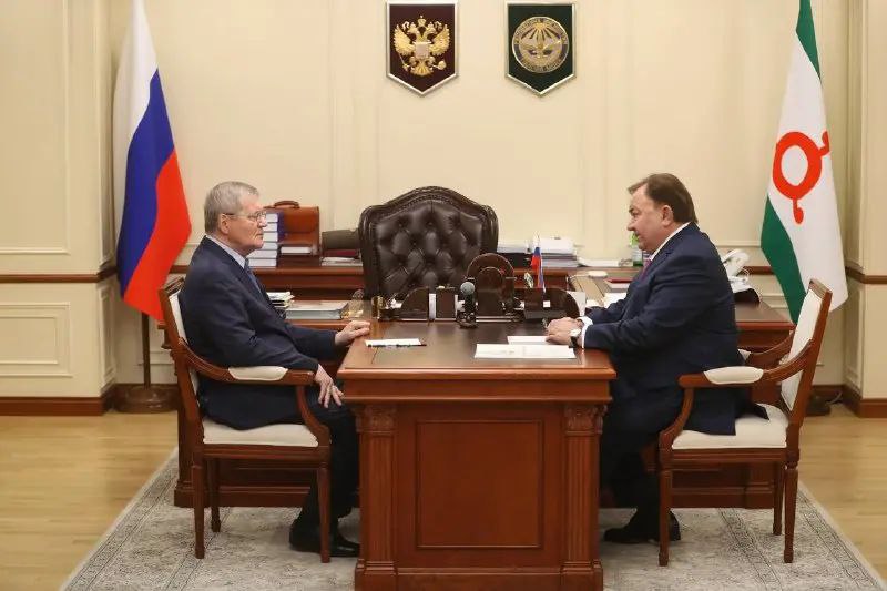 В Ингушетии с рабочей поездкой побывал полпред в СКФО Юрий Чайка В Ингушетии с рабочим визитом побывал полномочный представитель Президента России в Северо Кавказском федеральном округе Юрий Чайка сообщил в своем Telegram канале Глава республики Махмуд Али Калиматов В рамках рабочего визита у нас состоялась встреча в Магасе Мы обсудили широкий круг вопросов социально экономического и общественно политического развития республики включая обеспечение общественной безопасности и укрепление межнационального согласия написал руководитель региона По его словам отдельное внимание было уделено строительству современной республиканской больницы на 450 коек и созданию нового краеведческого музея поскольку эти проекты крайне важны для региона Больница позволит значительно повысить доступность медицинской помощи а музей станет центром сохранения и популяризации богатого культурного наследия ингушского народа Затронули также меры поддержки участников СВО и их семей В республике выстроена системная работа в этом направлении в том числе по реабилитации военнослужащих Юрий Яковлевич поддержал наши инициативы подчеркнув их значимость для жителей Ингушетии отметил Махмуд Али Калиматов ПОДПИСАТЬСЯ ПРЕДЛОЖИТЬ НОВОСТЬ
