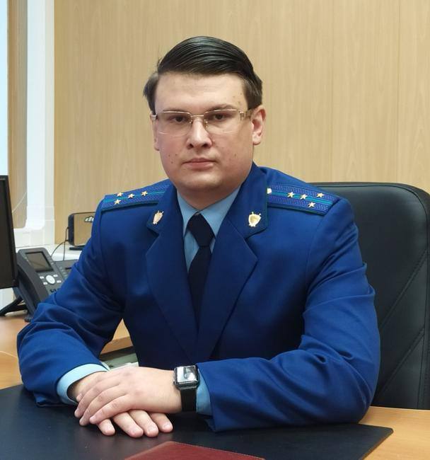 По информации Лисы вечером 21 августа на рабочем месте сотрудниками ФСБ задержан Лодейнопольский городской прокурор Ленинградской области Алексей Демин за получение взятки от обвиняемого по одному из уголовных дел По нашим данным задержанный прокурор был уволен с работы в тот же день увольнение было оформлено за несколько часов до фактического задержания На свою должность в Лодейное Поле ленинградец Демин пришел в 2023 году с поста прокурора Окуловского района Новгородской области Пикантная деталь по словам осведомленного источника в администрации Лодейнопольского района прокурора Демина подставил хлопотавший за взяткодателя экс начальник местной полиции Вероятно речь идет о Сергее Дергачеве что оставил должность начальника местного ОМВД в мае нынешнего года поработав на ней более семи лет Лиса Basilio Вы всегда можете конфиденциально поделиться с нами дополнительной информацией и связаться с администрацией канала в нашем чат боте Lisa news bot