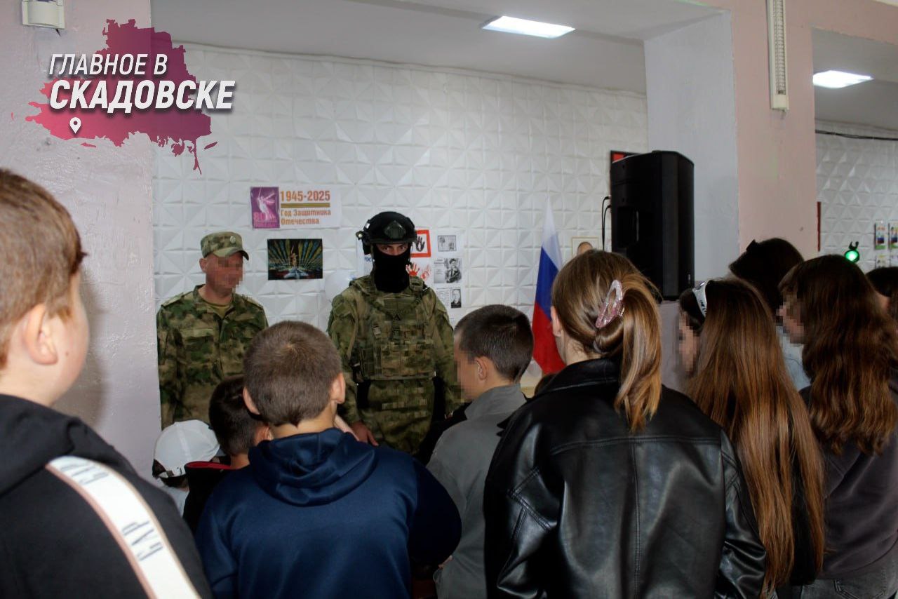 Росгвардия провела патриотическое мероприятие для школьников Херсонской области В преддверии Дня воссоединения России с новыми регионами сотрудники Росгвардии и центра Патриот организовали в селе Азовское игровую программу для учащихся Школьники участвовали в лазертаге соревновались по сборке разборке макета автомата Калашникова и познакомились с молодежными организациями области Росгвардейцы рассказали о своей службе и ведомственных учебных заведениях Педагоги и ученики поблагодарили организаторов за познавательное мероприятие способствующее патриотическому воспитанию молодежи