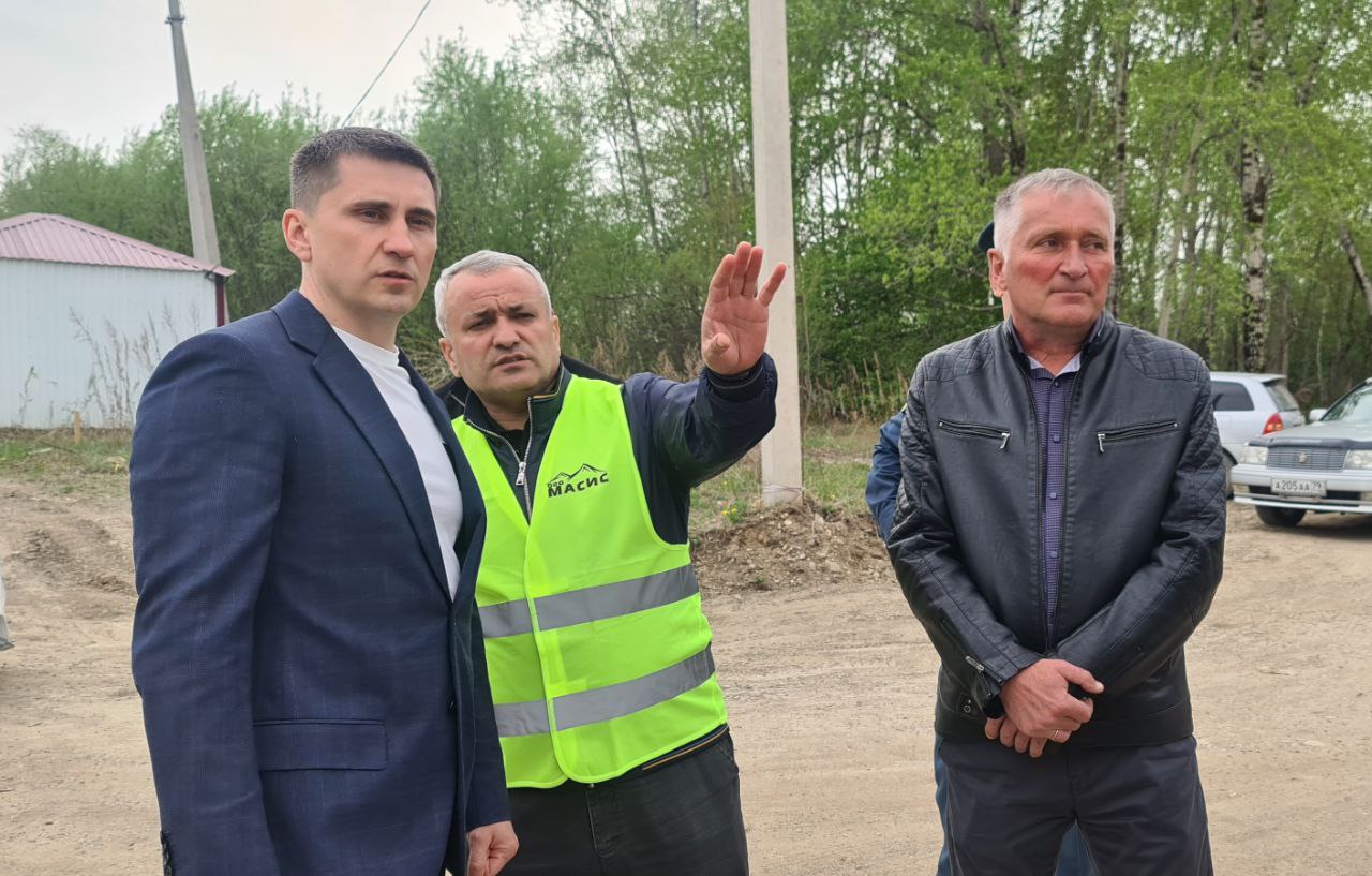 К асфальтированию готовят автодорогу по ул. Индустриальной в Биробиджане Объект ремонтируют в рамках нацпроетка «Инфраструктура для жизни», который инициировал Президент РФ Владимир Путин. Подрядчик провел выборку грунта, отсыпку и установку бортового камня. Готовят основание дороги к асфальтированию. Мэр Биробиджана Максим Семёнов с депутатами городской Думы побывал на объекте и с подрядчиком обсудили ход работ. Также с начальником Главного управления МЧС России по ЕАО Иваном Копысовым обговорили работы, которые будут проведены около пожарной части № 8. Определили, что необходимо заасфальтировать территорию, примыкающую к пожарной части и расширить заезд, чтобы две машины спокойно могли выехать, - рассказал мэр Биробиджана Максим Семёнов. – Управление капитального строительство просчитает объемы и средства. Основание подсыпали щебнем, далее – расклиновка. Чтобы дорога на ул. Индустриальной прослужила долго, здесь будет уложено три слоя асфальтобетона. На этой дороге это особенно актуально, так как здесь проходит трафик большегрузного автотранспорта. На объекте осуществляется постоянный контроль. Это то, о чем постоянно говорит врио губернатора ЕАО Мария Федоровна Костюк. Работу планируют завершить в середине лета. Всего в Биробиджане в этом году по нацпроекту приведут в порядок порядка 8 километров автодорог. #бкд #биробиджан #мэрбиробиджана #мэриябиробиджана #нацпроекты