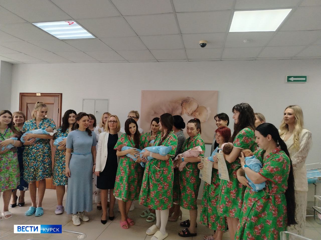1 2 3 4 5 20 курских малышей сегодня получили свидетельства о рождении Ко Дню защиты детей документ выдали прямо в перинатальном центре. Поздравить молодых мам, в том числе из приграничья, и вручить свидетельства приехала зам. председателя Госдумы Анна Кузнецова - мама семерых детей. — Когда заходишь в зал и видишь этих малышей, эмоции не передать. Понимаешь, что все тревоги, трудности, все можно пережить ради них. Время не простое, но жизнь сильнее. Эти мамы сильные женщины, которые непобедимы. И, безусловно, эти качества передаются детям, — отметила Анна Кузнецова. «Вести.Курск». Только проверенная информация.
