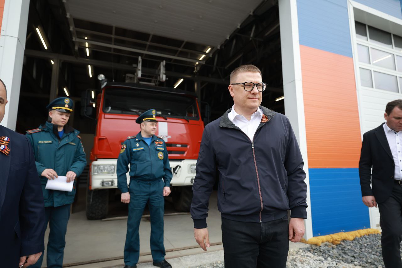 В Кусе глава региона в формате разворота посетил новое пожарное депо, которое недавно построили для местной пожарной части. Объект возвели по поручению Алексея Текслера. Внутри оборудована стоянка для спецтехники, в частности, для автомобиля с высотной лестницей, которого раньше не было у муниципалитета. В старом здании депо такую технику не могли разместить физически.