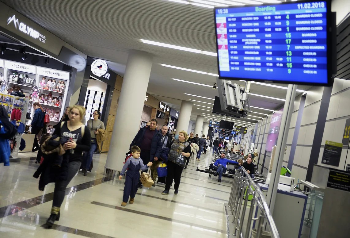 В аэропорту Сочи задержаны 20 рейсов В аэропорту Сочи из за ночных ограничений на полеты задержаны 20 рейсов Минимальное время задержки два часа сообщили в пресс службе воздушной гавани В пресс службе добавили что аэропорт работает в штатном режиме Авиакомпании восстанавливают расписание Скоплений пассажиров в аэропорту нет Сегодня авиакомпании намерены выполнить 182 рейса По данным на 13 00 МСК из аэропорта вылетели 22 самолета Ночью два воздушных судна ушли на запасные аэродромы Самолет выполнявший рейс SU 1128 остается в аэропорту Махачкалы IO 1822 прибыл в Сочи До этого он был обслужен в аэропорту Минеральных Вод Пассажирам рекомендовали уточнять статус рейса у авиакомпаний перед выездом в аэропорт