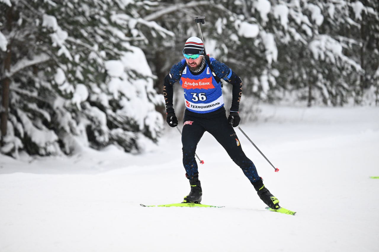 Александр Логинов выиграл спринт на этапе Альфа Банк Кубка России по биатлону в Дёмино 10 км он преодолел за 22 минуты 3 3 секунды не допустив промахов на огневых рубежах Кирилл Бажин тоже с чистой стрельбой сегодня он стал вторым уступив 3 4 секунды Третий Роман Ерёмин у него один промах и 4 3 секунды Женский спринт смотри на Матч ТВ с 13 50 мск news matchtv РИА Новости Максим Блинов