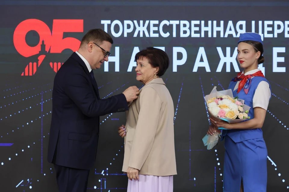 Ежеминутный труд огромного числа людей в Челябинске наградили лучших работников аэропорта В Челябинске состоялся торжественный прием сотрудников аэропорта имени Курчатова в честь 95 летия со дня его основания Поздравляя коллектив Челябинского авиапредприятия губернатор Алексей Текслер отметил значительный вклад в развитие транспортной инфраструктуры области и всей страны Сегодня аэропорт обслуживает более 2 млн пассажиров ежегодно за последние пять лет объемы выросли более чем на четверть Такая динамика в развитии закономерный результат большой командной работы коллектива Челябинского авиапредприятия поддержки областного правительства федеральных властей Глава региона выразил слова благодарности сотрудникам и ветеранам Челябинского авиапредприятия и вручил региональные награды наиболее активным работникам аэропорта имени Курчатова Работа авиапредприятия это напряженный ежедневный ежеминутный труд огромного числа людей В этой большой ответственной работе нет мелочей и это отчетливо понимает каждый из вас сказал губернатор Подписаться на chelkp