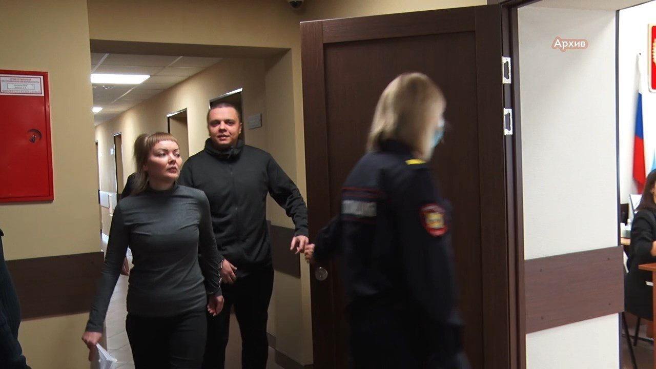 С вышедшей по УДО ачинской кассирши «Альфа-банка» требуют почти 22 миллиона рублей. Анна Григорьева и её бывший муж Денис из Ачинска получили 6 лет колонии общего режима в мае 2023 года. Их судили за хищение у банка 22,8 млн рублей. В начале мая 2024 года Анна Григорьева освободилась по УДО. В Ачинский городской суд поступил иск к бывшей кассирше «Альфа-банка» Анне Григорьевой и её мужу Денису — его подала компания «Альфа Страхование». Компания требует возместить имущественный вред, который Анна и Денис нанесли ей, совершая преступление. Вред оценили в 21 686 399,23 рубля. Иск будет рассматривать Ачинский городской суд. Предварительное заседание назначено на 6 мая.