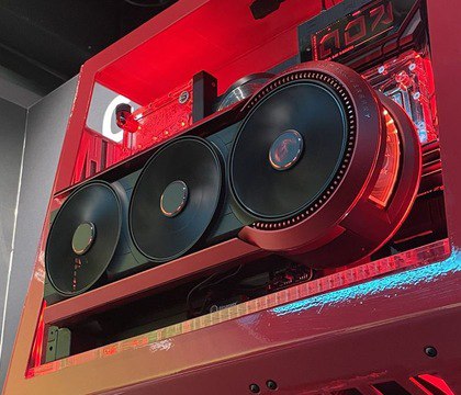 Шведский ритейлер приостановил продажи ASUS RTX 5090 ROG Matrix из за проблем с ее качеством Шведский магазин Inet уведомил трех своих клиентов о том что купленные ими премиальные GeForce RTX 5090 в исполнении ASUS ROG Matrix не будут доставлены в назначенный срок Об этом сообщает тематическое издание Videocardz со ссылкой на посты от пострадавших пользователей с форумов SweClockers и ROG