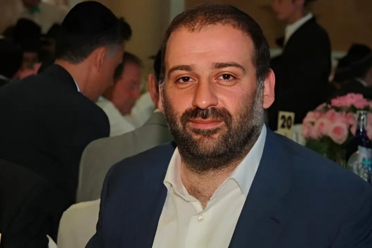 Против Миндича возбудили уголовное дело о госизмене Об этом сообщила СБУ К слову и что недавние обыски у экс главы офиса Зеленского Андрея Ермака были не связаны с операцией Мидас по расследованию масштабной коррупции они проводились в рамках другого уголовного дела добавил руководитель НАБУ Руслан Магомедрасулов Тимур Миндич известен как один из главных спонсоров киевского режима Ранее его объявляли в розыск за отмывание порядка 100 млн в энергетике В деле также фигурирует сам Зеленский и члены его офиса Бизнесмен удрал в Израиль но там на него совершили покушение Сообщалось что он выжил лишь благодаря случайности киллеры перепутали дома и атаковали соседний особняк   Подпишитесь на Абзац TG VK Дзен MAX Rutube