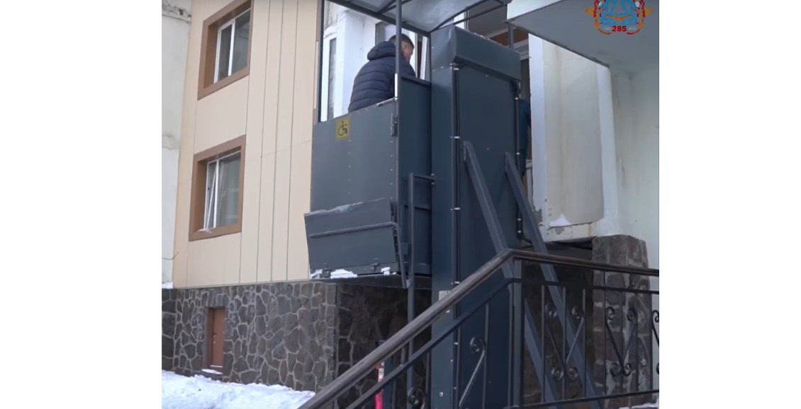 Первый шаг к безбарьерной среде на Камчатке установили подъёмник для инвалидов В Петропавловске Камчатском установили первый в городе подъёмный механизм для людей с инвалидностью В следующем 2026 году в краевой столице появится ещё несколько таких устройств Нажмите для подробностей kam24 ru news main 20251126 123048 html utm source telegram utm medium messenger