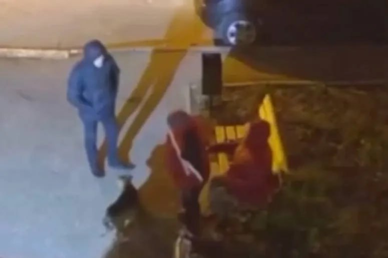 Выгуливала пса — попала под суд: под Ростовом собачница получила срок за поножовщину. В Аксайском районе Ростовской области обычная вечерняя прогулка с ребёнком и той-терьером закончилась уголовным делом. 38-летняя местная жительница Екатерина вышла с сыном, племянницей и сестрой посидеть у подъезда и заодно выгулять любимца семьи — крошечного той-терьера. Пёс был на поводке, но, как только мимо прошла нетрезвая пара, залаял. Женщина попыталась успокоить собаку командой "Тихо! Сидеть!", но случайные прохожие решили, что она обращается к ним, и начали конфликт. Слово за слово — и незнакомка вылила на хозяйку собаки стакан алкоголя. Екатерина испугалась за детей, взяла из машины кухонный нож и, когда компаньон дамы начал её толкать, ударила его — "пустила перо под ребро". Мужчина получил ранение и обратился к медикам, которые сообщили о случившемся в полицию. Уже через пару часов Екатерина была в отделе и давала признательные показания. Против неё возбудили дело по статье о причинении тяжкого вреда здоровью. Суд учёл, что женщина воспитывает сына одна, ранее не привлекалась, и действовала в состоянии испуга. В итоге ей дали два года условно с испытательным сроком на три года. А вы как думаете — это самооборона или перебор с ножом? Если нечего сказать — ставьте смайлы. Подписаться Связь с редакцией