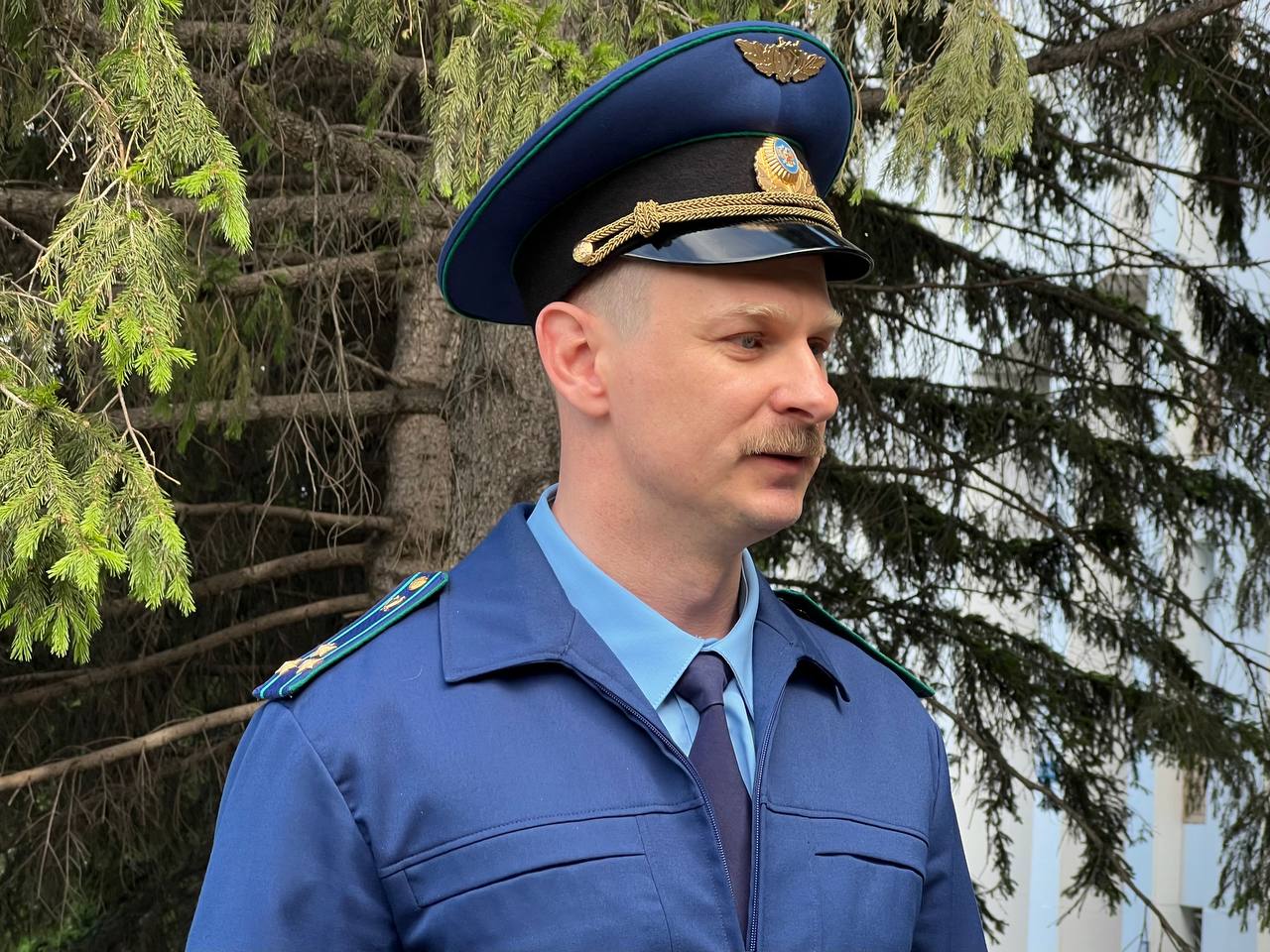 По требованию Томской межрайонной природоохранной прокуратуры приведены в соответствие с законом муниципальные нормативные правовые акты в сфере охраны окружающей среды Томская межрайонная природоохранная прокуратура на системной основе осуществляет надзор за законностью муниципальных нормативных правовых актов в сфере охраны окружающей среды В 2025 году по требованию природоохранного прокурора 18 нормативных актов органов местного самоуправления Томска Томского и Шегарского районов приведены в соответствие с федеральными законами Изменения коснулись вопросов обращения с отходами пожарной безопасности в лесах и учета граждан нуждающихся в древесине для личных нужд Прокурорское вмешательство потребовалось в связи с принятием ряда актов за рамками полномочий муниципалитетов или в противоречие федеральному законодательству К примеру действовавшие в поселениях постановления об обеспечении пожарной безопасности в лесах позволяли гражданам разводить костры в границах населенных пунктов в летний период что противоречит федеральному закону и создает угрозу возникновения пожаров Местные администрации также незаконно наделяли себя полномочиями по утверждению территориальных схем обращения с отходами что относится к компетенции региональных властей Во исполнение принесенных природоохранной прокуратурой главам муниципальных образований протестов нарушения устранены Надзорные мероприятия продолжаются