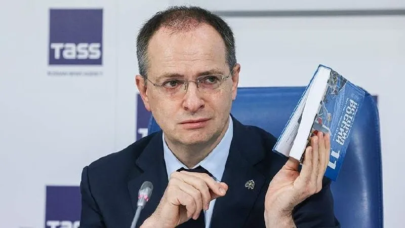 Суд на Украине заочно приговорил Мединского и Торкунова к 10 годам за учебник по истории Генпрокуратура Украины утверждает что учебник по истории России с 1945 по начало XXI века якобы использовался для информационной борьбы и оправдывал нарушение суверенитета Резервный канал Подпишись Наш ускоритель Интернета