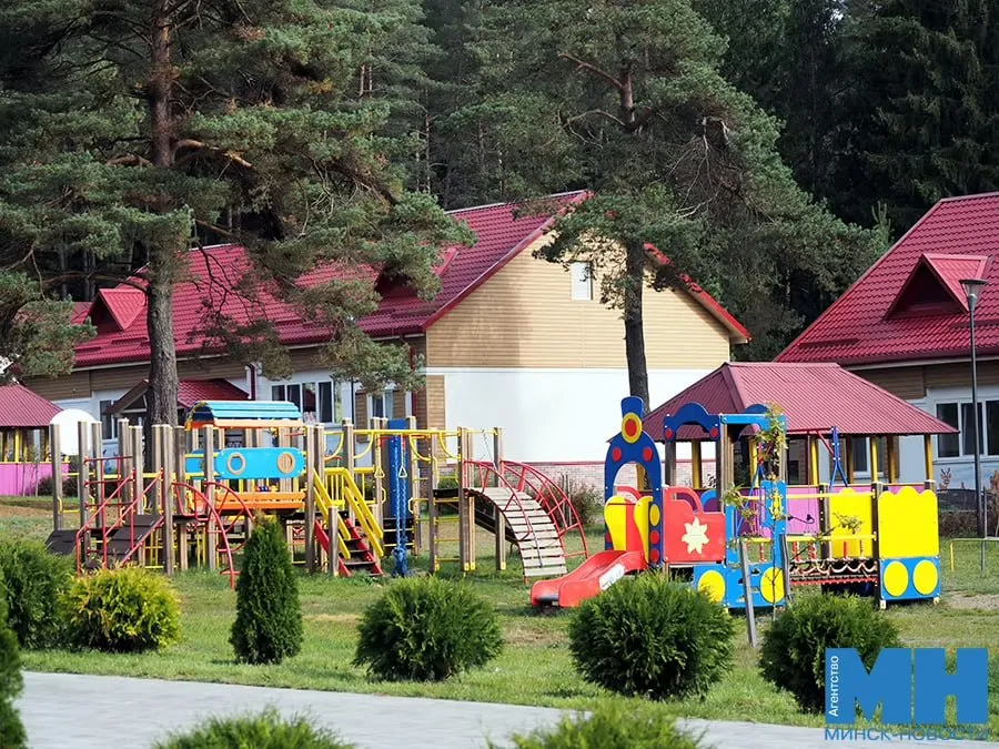 Около 16 млн руб направят на подготовку загородных оздоровительных лагерей к лету Кроме того более 13 млн руб планируют вложить собственники детских лагерей рассказал председатель Мингорсовета Артём Цуран На протяжении последних лет 10 количество таких учреждений было около 30 У оздоровительного комплекса мог меняться собственник предприятие но назначение и соцнаправленность оставалась прежней Это принципиальная позиция городских властей Запрос родителей на путевки велик Удовлетворить его пытаются частники но ни один год не обходится без проблем связанных с содержанием детей в коммерческих лагерях Почему так происходит на minsknews by   Читайте Минск Новости в MAX