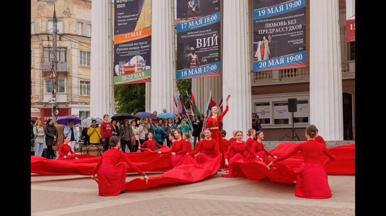 В Брянске отрыт XXVI международный фестиваль "Славянские театральные встречи" Фестиваль проходит до 25 мая. Для участия приехали театры Костромы, Калуги, Волгограда, Владимира, Рязани, Белгорода, белорусских Гомеля и Могилёва. Брянский областной театр драмы имени А.К. Толстого на фестивале даёт постановку по повести Н.В.Гоголя "Вий" сочинения К.А. Соленова. Ждем ярких постановок. Брянский навигатор