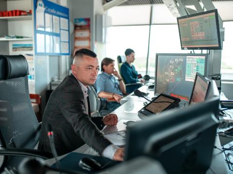 Невозмутимых диспетчеров Камчатки наградят за работу во время землетрясения  Губернатор Камчатского края Владимир Солодов провел встречу с работниками филиала «Камчатаэронавигация» и отметил, что через воздушное пространство региона пролегают 4 международных и 10 местных воздушных маршрутов.   Директор аэродромного диспетчерского центра аэропорта Елизово на Камчатке Владимир Датиашвили попросил губернатора Владимира Солодова наградить троих диспетчеров, которые во время сильного землетрясения остались на своих местах и продолжили навигационную поддержку. Один самолет во время сильнейшего землетрясения 30 июля находился на подходе к взлету и несколько были в воздухе.  «На диспетчерах лежит ответственность за жизни сотен пассажиров, находящихся в воздухе. Особая благодарность за их профессионализм и готовность работать в любых условиях. Я посмотрел видео работы диспетчеров во время землетрясения 30 июля и могу сказать, что они действительно настоящие герои. Мы обязательно отметим их заслуги», - заявил Владимир Солодов.  #Камчатка