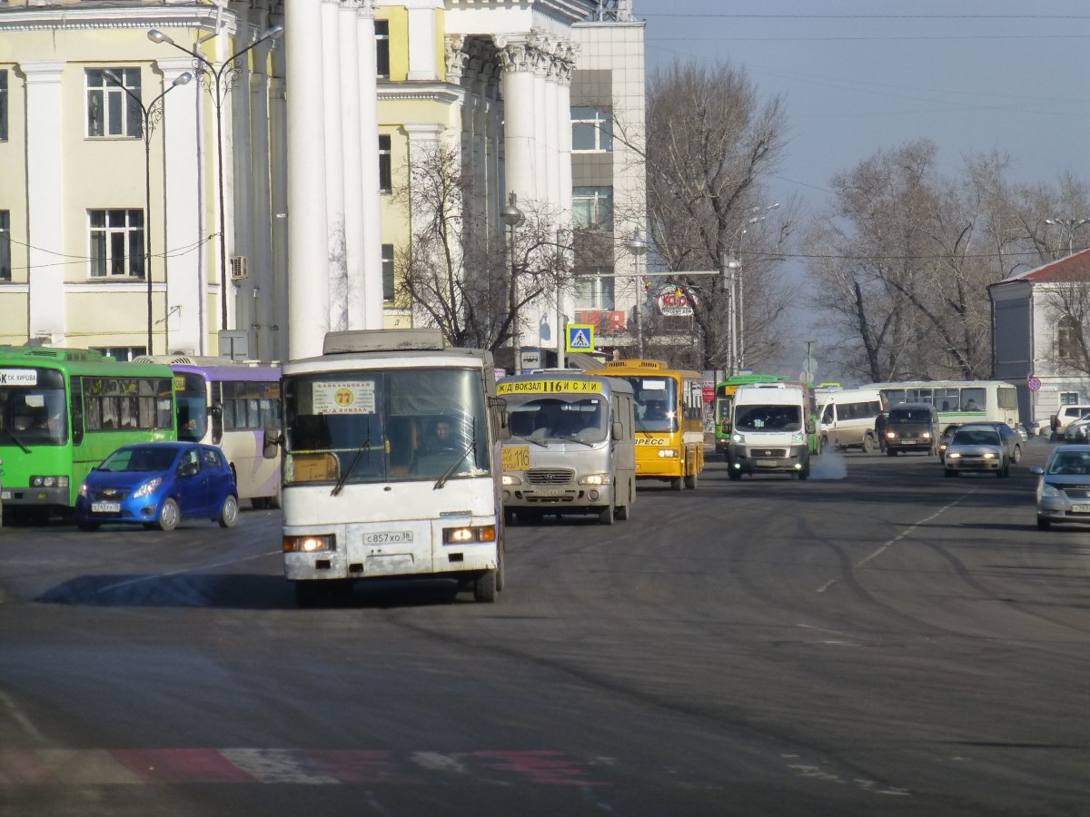 Перевозчикам Иркутской области придумали правила. И штрафы На сессии Заксобрания Иркутской области 21 мая депутаты приняли поправки в закон об административной ответственности перевозчиков. Об этом сообщает пресс-служба ЗС. Теперь перевозчиков будут штрафовать за следующие нарушения: • за несоблюдение расписания — за установленное число сорванных рейсов в течение квартала индивидуальных предпринимателей оштрафуют на 10-15 тысяч рублей, юрлиц — на 30-50 тысяч; • за отсутствие автобусов в мониторинговых сетях ИП заплатят 3-5 тысяч, юрлица — 10-15 тысяч; • за отсутствие комфорта в салонах кондиционера, информационных табло и терминала для безнала — ИП заплатит 3-5 тысяч, юрлица — 10-15 тысяч. Правила будут действовать как для муниципальных, так и для частных перевозчиков. Поправки приняты единогласно и отправлены на подпись губернатору. И он подпишет. #иркутск