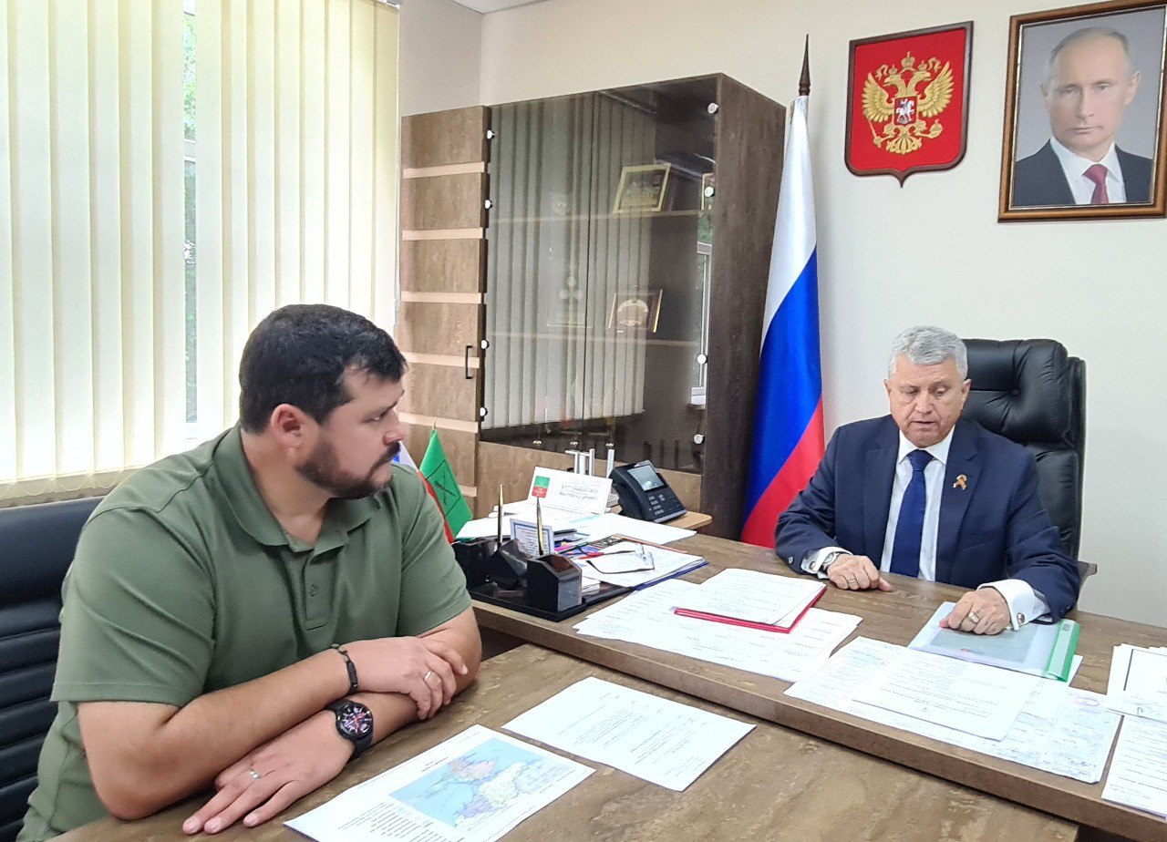 Председатель Законодательного Собрания Запорожской области Виктор Емельяненко провел рабочую встречу с депутатом и руководителем фракции ЛДПР в региональном парламенте Кириллом Перовым В ходе встречи парламентарии обсудили несколько ключевых вопросов, связанных с патриотическим воспитанием молодежи, а также организацией доставки гуманитарной помощи для военнослужащих, находящихся в зоне боевых действий. Была затронута важная тема подготовки проекта межпарламентского соглашения между Запорожской областью и Луганской Народной Республикой. Также обсудили детали запланированной рабочей поездки в Луганск для обмена опытом. Председатель Законодательного Собрания Запорожской области Виктор Емельяненко отметил, что Луганск обладает более чем десятилетним опытом в законотворческой деятельности и создании законодательной базы, что представляет собой ценнейший ресурс. Проект соглашения будет рассмотрен на одном из ближайших заседаний Законодательного Собрания. Законодательное Собрание Запорожской области ТГ-канал ГоспабликВК Сайт