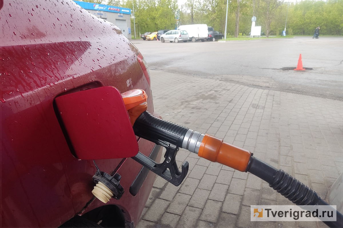 В Тверской области резко подешевел самый популярный бензин За неделю в регионе подешевели два вида автомобильного топлива. По данным Росстата, к концу апреля в сравнении с концом апреля отдельные виды автомобильного топлива подешевели, другие – подорожали. Стоимость бензина марки Аи-92 понизилась на 13 копеек, в среднем по региону за литр она составляет 56,06 руб. Стоимость марки… #АЗС #цены_не_бензин
