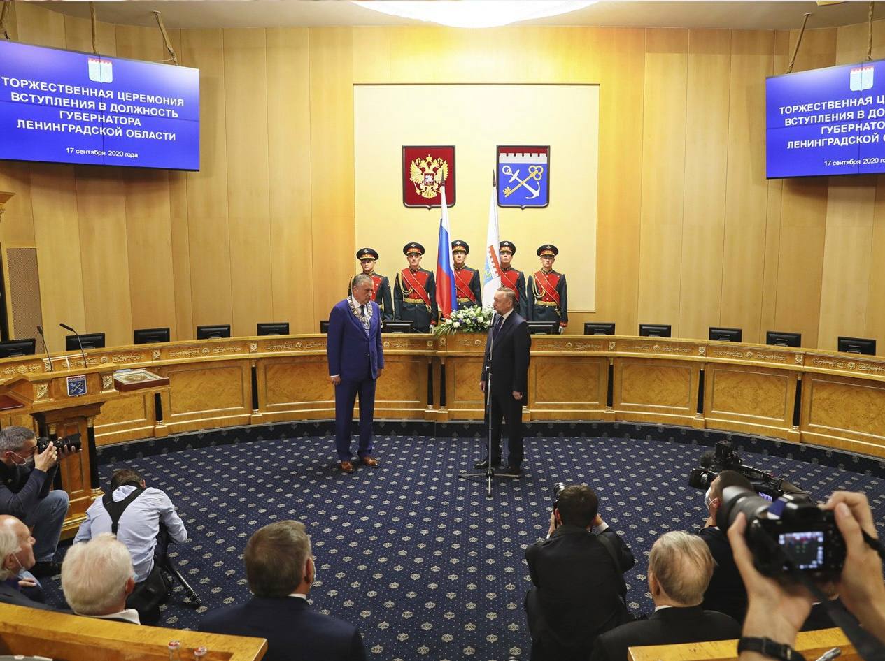 Александр Дрозденко победивший на выборах сегодня официально вступит в должность губернатора Ленинградской области  Торжественная церемония начнется в Доме регионального правительства в 14 часов Трансляцию инаугурации можно будет посмотреть в прямом эфире телеканала lentv24  Для Александра Дрозденко это уже будет третья официальная инаугурация После торжественной части глава региона также проведет пресс конференцию для СМИ P S Кстати сегодня мы можем услышать и имя сенатора от Ленинградской области Ждать осталось недолго