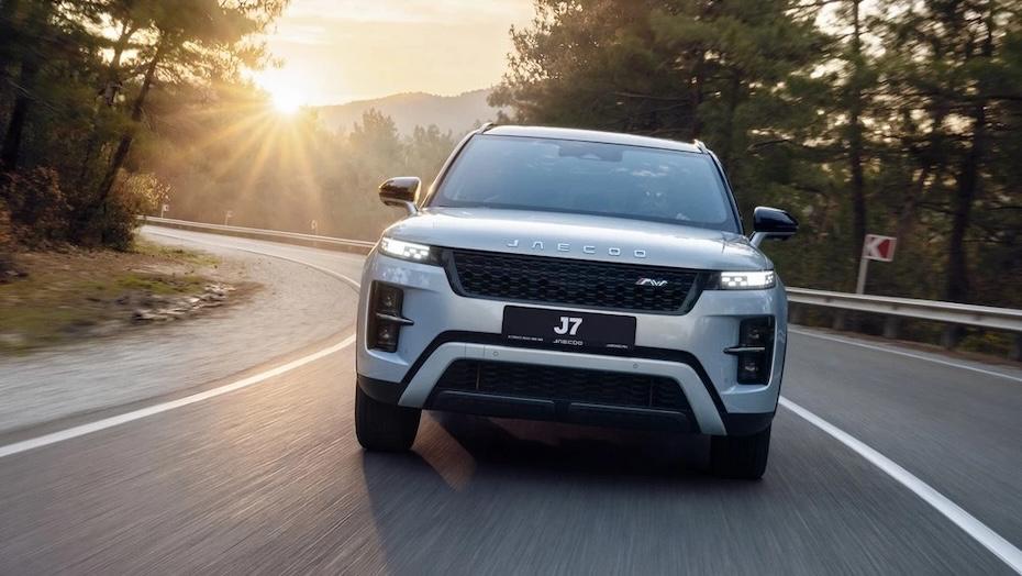 Представлены три новых кроссовера специально для России Два китайских бренда представили три автомобиля для российского рынка Новинки представили компании Omoda и Jaecoo на закрытой презентации в Москве Ими стали новый кроссовер Jaecoo J6 и два рестайлинговых Omoda C5 и Jaecoo J7 На самом деле участникам мероприятия показали предсерийные образцы а полноценный релиз и старт продаж запланированы на первую половину 2026 года Из за статуса авто журналистов попросили их не снимать Технические подробности можно прочесть вот тут Ценник пока известен лишь на Jaecoo J7 от 2 76 до 3 69 млн рублей Остальные озвучат позже iguides