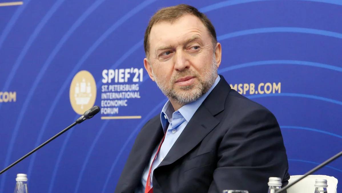 Подсанкционный российский олигарх Олег Дерипаска продолжает тайно владеть империей недвижимости в Черногории Несмотря на санкции Евросоюза и США, действующие в отношении миллиардера Олега Дерипаски с 2022 года, и заявления о приверженности им от властей Черногории, российский олигарх продолжает оставаться тайным инвестором в недвижимость в республике, сообщает «Радио Свобода». Министерство планирования и урбанизации Черногории в начале года выдало компании K.P.M. разрешение на строительство пятизвездочного отеля в районе пляжа Трстено неподалеку от Будвы. Согласно утверждённому проекту, туркомплекс будет расположен над пляжем Трстено община Котор . Он будет включать основной корпус отеля категории «пять звёзд», предусмотрено 819 парковочных мест. В заключении и. о. главного госархитектора Мирьяны Джуришич подчеркивается, что проект обеспечит «эксклюзивность приморского туристического комплекса». С момента основания в феврале 2004 года и до мая 2020-го K.P.M. принадлежала двум офшорным структурам — Tangril Equities с Британских Виргинских островов и Gavroche Investment с Кипра. Обе компании, как установила «Радио Свобода», связаны с Дерипаской и упоминались как принадлежащие ему в материалах судов США и Великобритании. Недавно владельцем K.P.M. стала зарегистрированная на Маршалловых островах Jolie Services. Эта же фирма управляет компанией Overseas Assets Management, которая владеет соседним участком земли, где был построен элитный жилой комплекс вилл стоимостью €50 млн. Обе компании контролируют на мысе Платамуни примерно 550 000 кв. м земли. Дерипаска еще в начале 2000-х приобрёл участки земли на элитном побережье между Будвой и Котором по цене лишь 9 евро за кв. метр. Также, вероятно, Дерипаска остается одним из совладельцев элитного яхтенного комплекса Porto Montenegro в Тивате. В проект по превращению военной базы в марину Дерипаску пригласили американские инвесторы, среди которых был его друг Натаниэль Ротшильд. Подписаться Прислать новость
