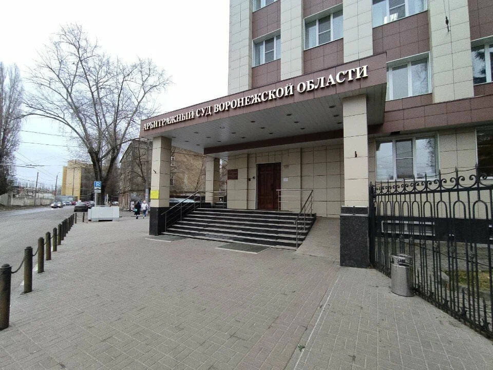 Судью воронежского арбитража Светлану Мальцеву подозревают в получении взяток Высшая квалификационная коллегия судей РФ рассмотрит вопрос о возбуждении уголовного дела в отношении судьи Воронежской области Светланы Мальцевой. Соответствующее представление внес глава Следственного комитета России Александр Бастрыкин. Заседание назначено на 16 июля. Светлану Мальцеву подозревают в получении взяток в крупном и особо крупном размере пункты «в» части 5 и часть 6 статьи 290 УК РФ . Максимальное наказание по этим статьям – до 15 лет лишения свободы. Подробности расследования пока не раскрываются. Подозрения в адрес Мальцевой могут быть связаны с уголовным делом арбитражного управляющего Владимира Коликова. Его обвиняют в даче взятки ч. 4 ст. 291 УК РФ, до 12 лет лишения свободы . Дело возбуждало также СКР. Ранее «Абирег» указывал подробности дела: оно могло быть возбуждено по заявлению ООО «Возрождение» и ее представителя Юлии Кравцовой. Тогда речь шла о попытке подкупа «неустановленного судьи» местного арбитража. По данным издания, это могла быть Светлана Мальцева.