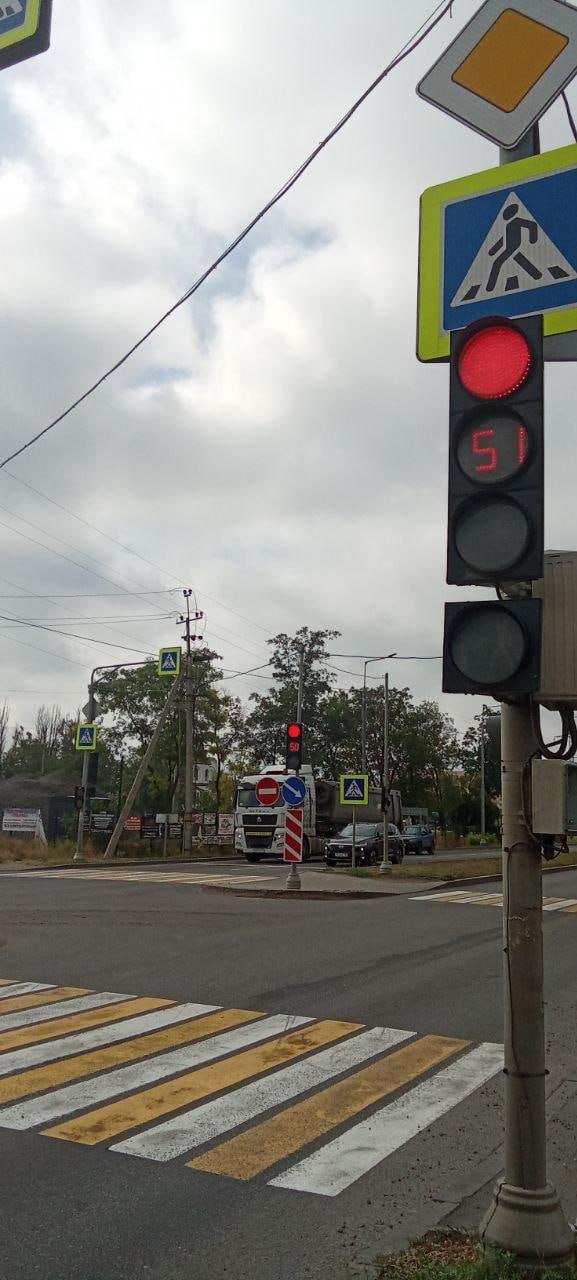 «Мариупольавтодор» улучшил видимость ряда светофорных объектов в городе  Дорожники выполнили регулировку видимости пешеходных светофоров, которые установлены на пересечениях проспекта Строителей с улицами 50 лет СССР, Куприна и Карла Либкнехта.  Специалисты отремонтировали крепления линз, что повысило четкость и яркость световых сигналов.