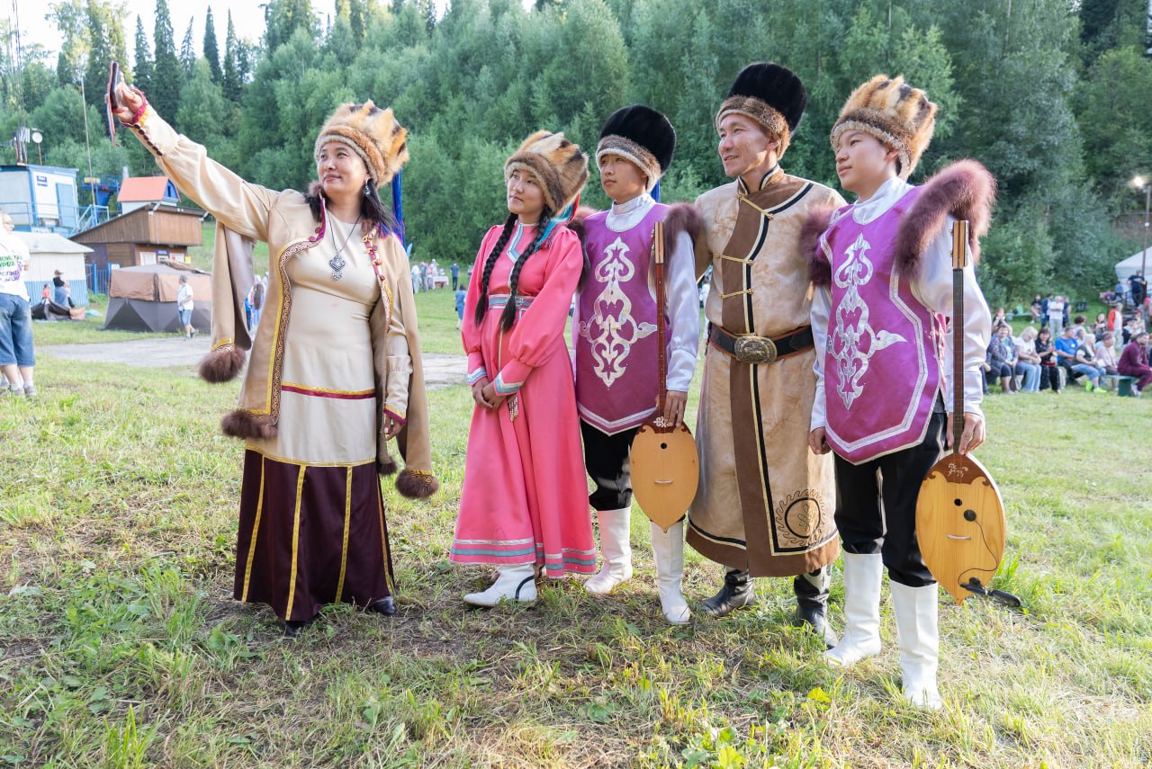 С праздниками шорцы и телеуты В Кузбассе ввели Дни шорской и телеутской письменности 24 декабря и 24 марта соответственно Законопроект подписан губернатором На сайте администрации правительства Кемеровской области обозначена цель нововведения развитие и сохранение языков коренных малочисленных народов а также для укрепления межнационального согласия в Кузбассе Фото сайт АПК Написать  Telegram MAX