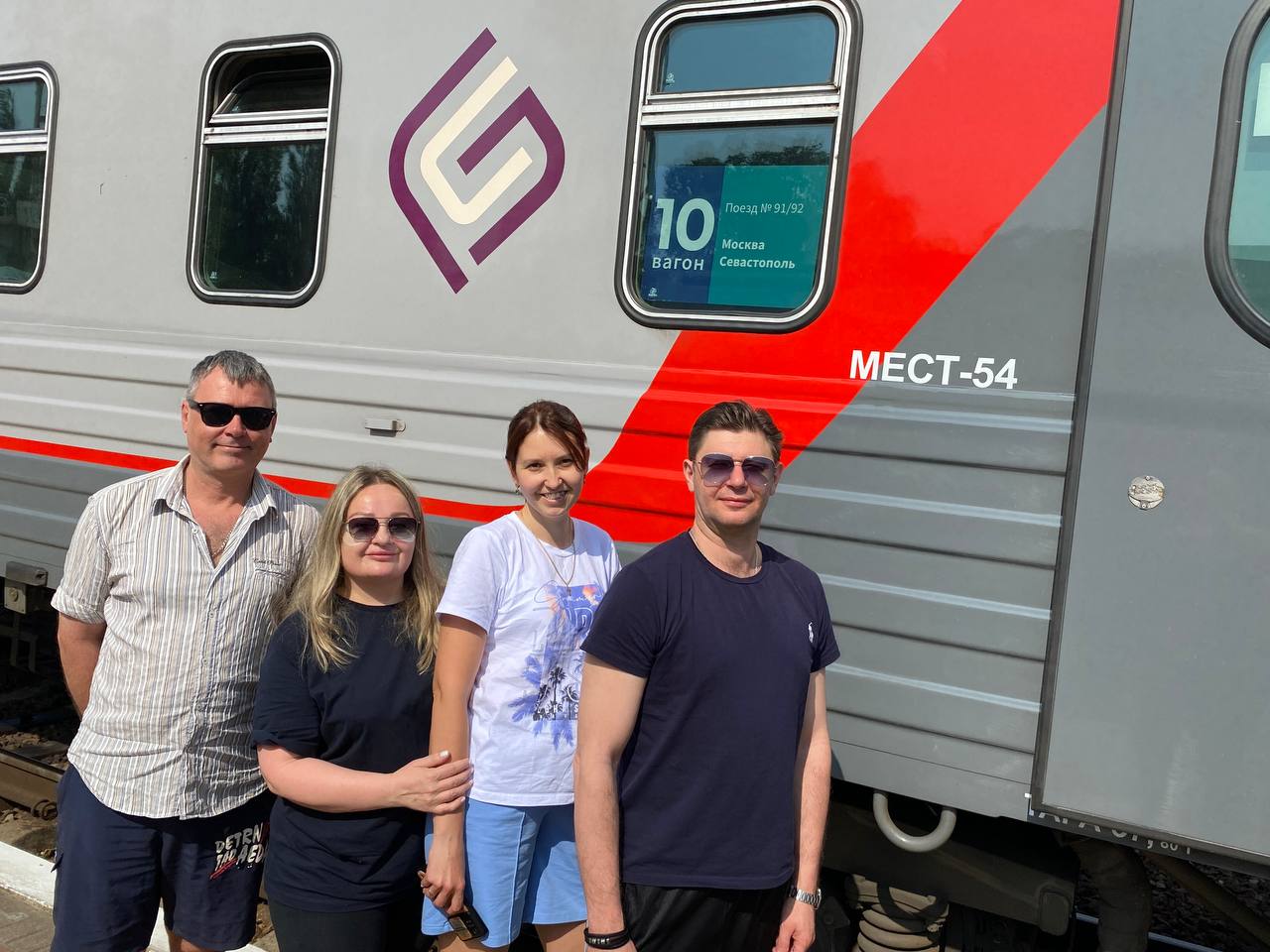 Туапсинский ТЮЗ впервые отправился на театральный фестиваль в Севастополь. Там актеры представят сказку «По щучьему веленью». «В программе – творческие встречи, мастер-классы, капустники и, конечно, постановки, – рассказала о предстоящих фестивальных гастролях директор ТЮЗа Светлана Позолотина. – Мы покажем сказку «По щучьему велению», которая успела полюбиться туапсинскому зрителю – и взрослому, и юному. Надеемся, что и гости, и участники севастопольского фестиваля тоже оценят эту творческую работу нашего коллектива».