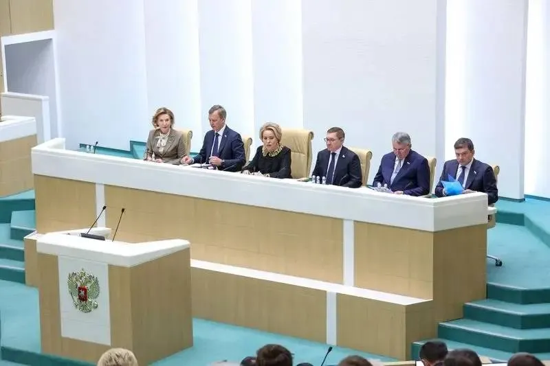 Совершенствуем контроль за оборотом метанола На пленарном заседании Совет Федерации одобрил закон о федеральном контроле за отдельными видами промышленной продукции К ко второму чтению законопроекта мы с коллегами сенаторами внесли важные поправки касающиеся хранения реализации и оборота метанола и метанолсодержащих жидкостей Этой темой Совет Федерации занимается уже много лет Раньше неконтролируемый метанол попадал в суррогатный алкоголь люди теряли здоровье гибли В прошлом году наш закон ввёл государственное регулирование этой сферы теперь мы дорабатываем эту норму Закон переводит контроль за метанолом на федеральный уровень от производства до продажи Правительство будет определять виды продукции подлежащие надзору Поправки позволят ввести реальные меры ответственности в КоАП за нарушения Закон вступает в силу с 1 сентября 2026 года