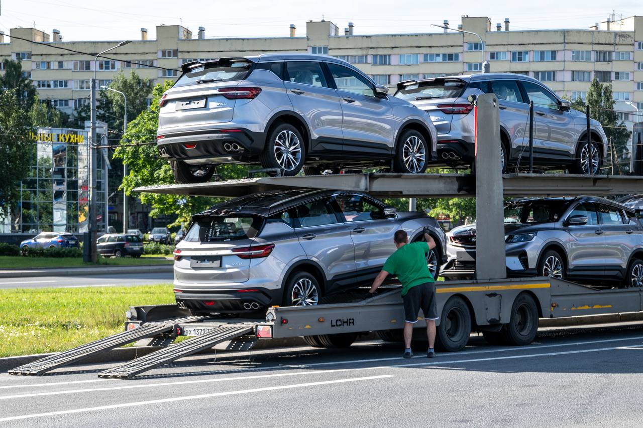 Российский авторынок ожидает в I квартале 2026 года обвал продаж на 40 прогнозируют аналитики Автостата В указанный период продажи составят примерно 80 90 тыс автомобилей в месяц для сравнения в октябре 2025 го продажи ожидаются на уровне 150 тыс новых легковых автомобилей Среди факторов определяющих эти показатели называется сезонность а также продажи части машин заранее Такие показатели были зафиксированы в I квартале 2025 года когда также наблюдался сильный спад Участники рынка в целом отмечают что падение авторынка обусловлено стимулированием россиян сохранять деньги на депозитах растущим утильсбором и стоимостью автомобилей Михаил Тихонов ДП Подписаться на DP RU